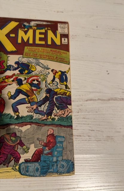 The X-Men #9 (1965)vs the avengers first crossover 1 inch spine split bottom