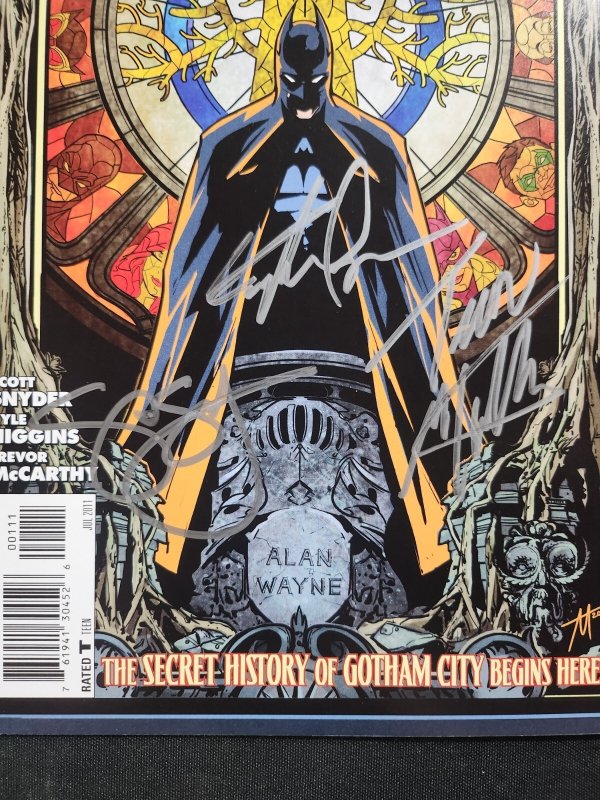Batman: Gates of Gotham 8PC - #1-5 - #1 Signed 3x w/COA + Variants (9.2ob) 2011