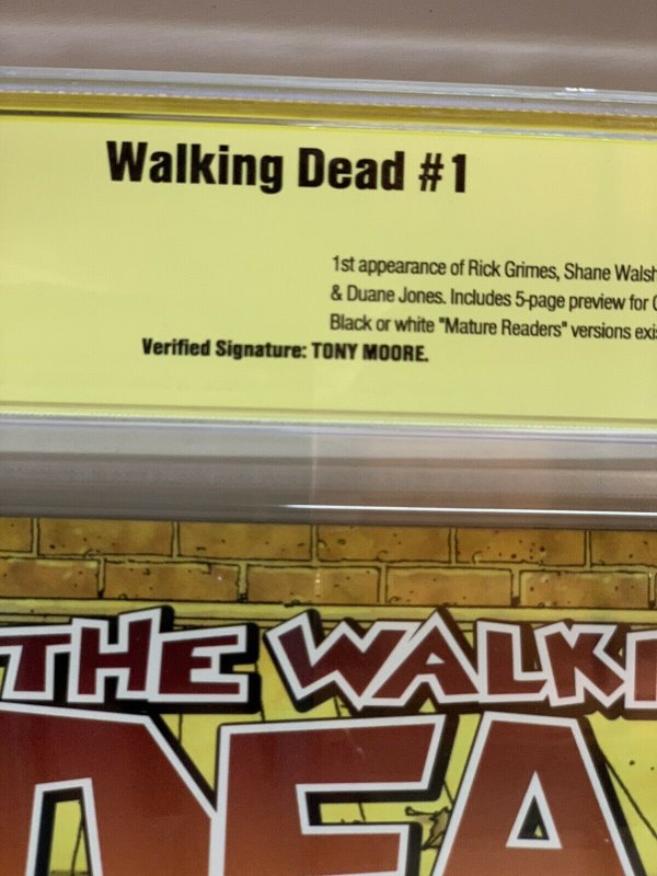 Walking dead 1 CBCS 9.6 signed and verified Tony Moore like cgc