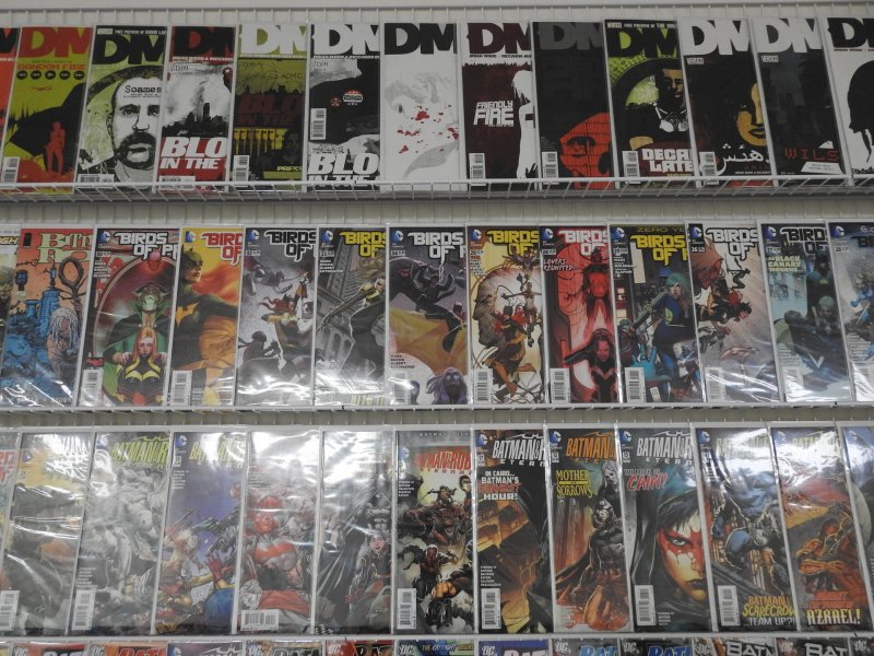 Huge Lot 170+ Comics W/ Birds of Prey, DMZ, Batman and Robin+ Avg VF-NM Cond!!