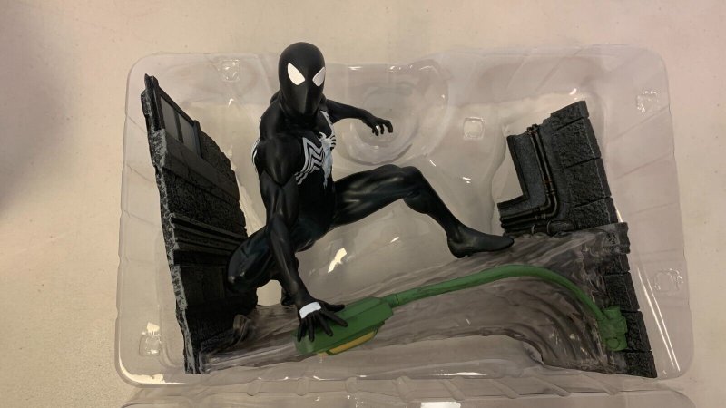 Diamond Marvel Spider-Man Black Symbiote PVC Diorama Gallery 2019 