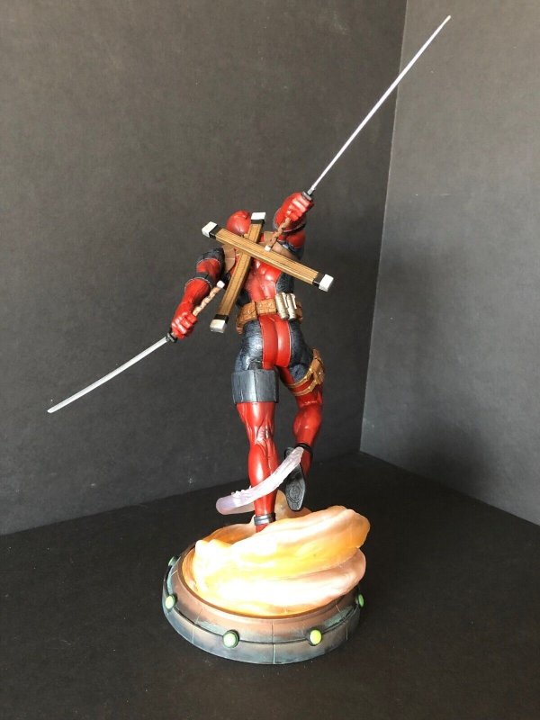 Diamond Select Gallery Marvel Deadpool PVC Diorama 9 Statue in Original Box