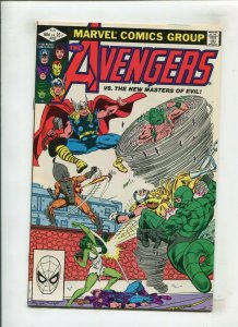 AVENGERS #222 (9.0) VS. NEW MASTERS OF EVIL!! 1982