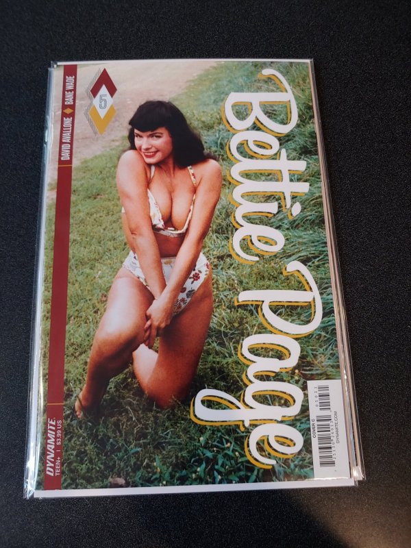 ​BETTY PAGE #5 NM PHOTO COVER