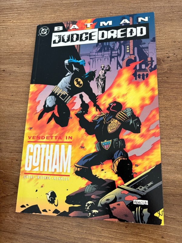 Vendetta In Gotham Batman Judge Dredd # 1 NM 1st Print DC Comic Book 16 J448