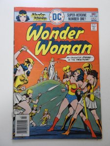 Wonder Woman #224 (1976) VG Condition!