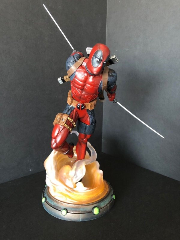 Diamond Select Gallery Marvel Deadpool PVC Diorama 9 Statue in Original Box