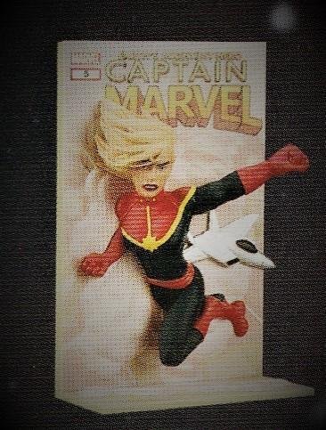 CAPTAIN MARVEL 3D Comic Standee Unopened (Loot Crate Original 2019) 