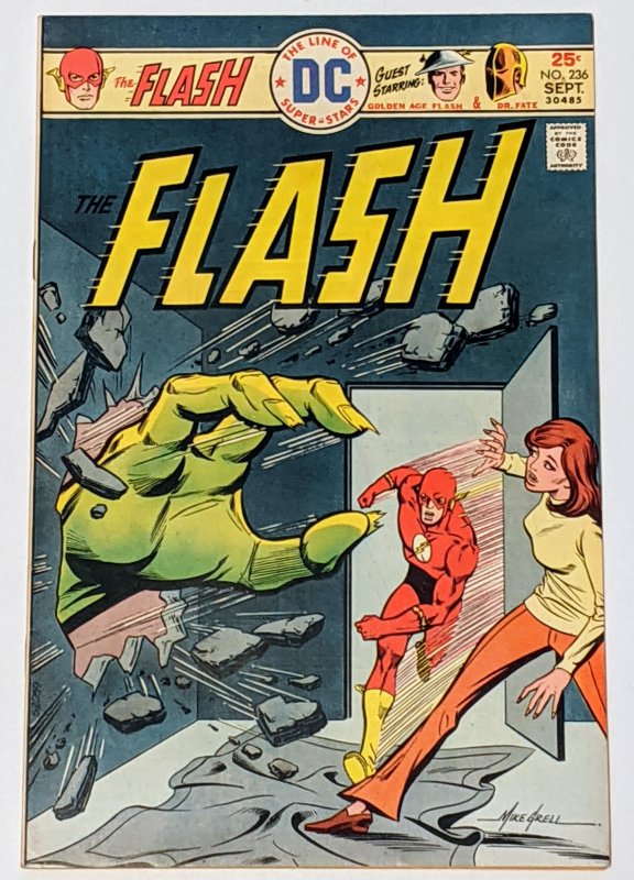 The Flash #236 (Sept 1975, DC) VF 8.0 Mike Grell cvr Golden Age Flash & Dr Fate