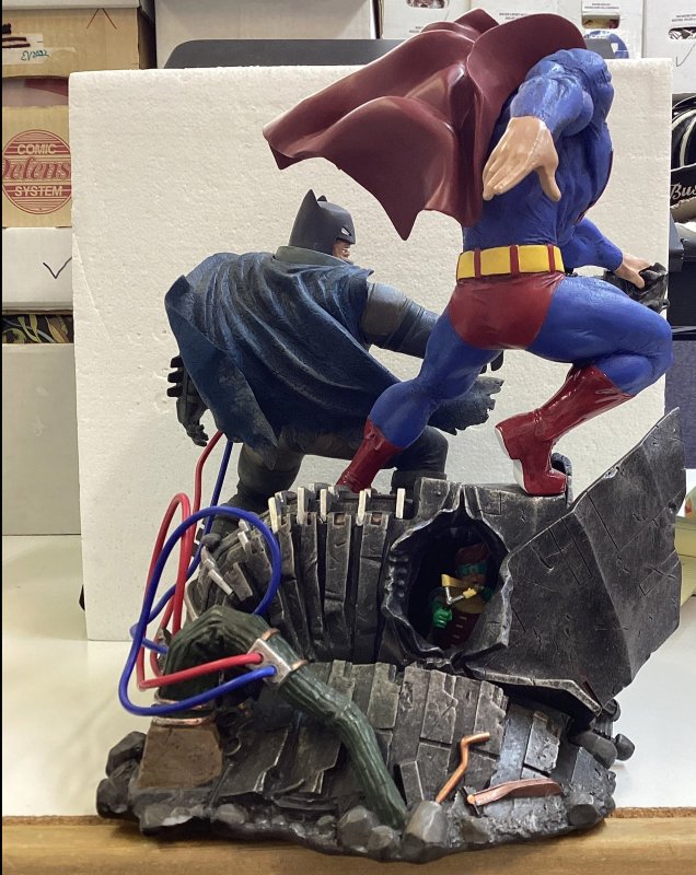 DC Collectibles Dark Knight Returns Superman Vs Batman Statue (Res)