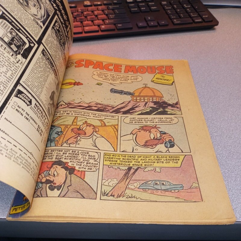 Space Comics #4 1954 Avon sci-fi Space Mouse Super Pup flying saucer golden age 