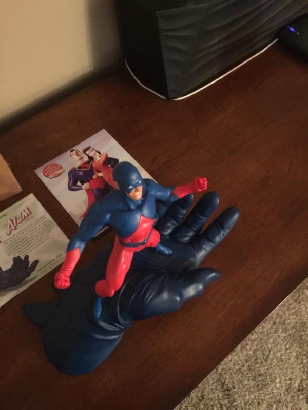 The Atom Statue (Batman's Hand) Mint 22/750 Very Low Number See Pictures