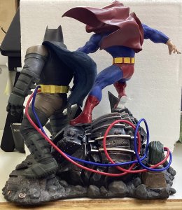 DC Collectibles Dark Knight Returns Superman Vs Batman Statue (Res)