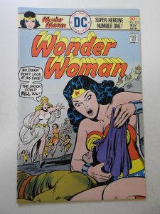 Wonder Woman #223 (1976) VF/NM Condition!