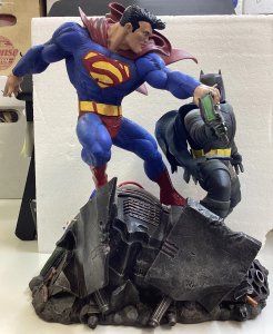 DC Collectibles Dark Knight Returns Superman Vs Batman Statue (Res)