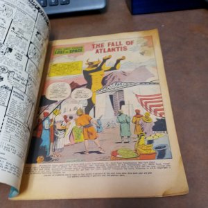 1967 Space Family Robinson Lost In Space #25 tv show comics atlantis gold key