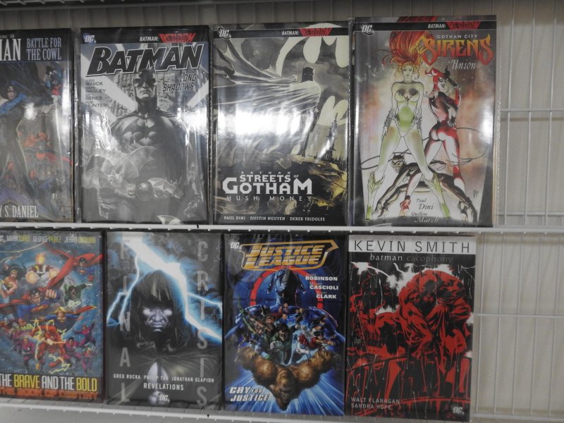 Huge Lot 24 TPB/Essentials W/ Thunderbolts, Hulk, Batman, JLA+ Avg NM- Condition