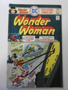 Wonder Woman #220 (1975) VF- Condition!