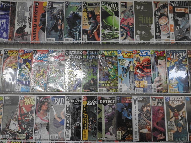 Huge Lot 130+ W/ Batman, Birds of Prey,  & Nightwing Avg VF Condition.