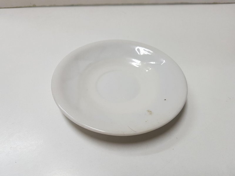 Plato para taza: color blanco de ceramica sin ningun adorno