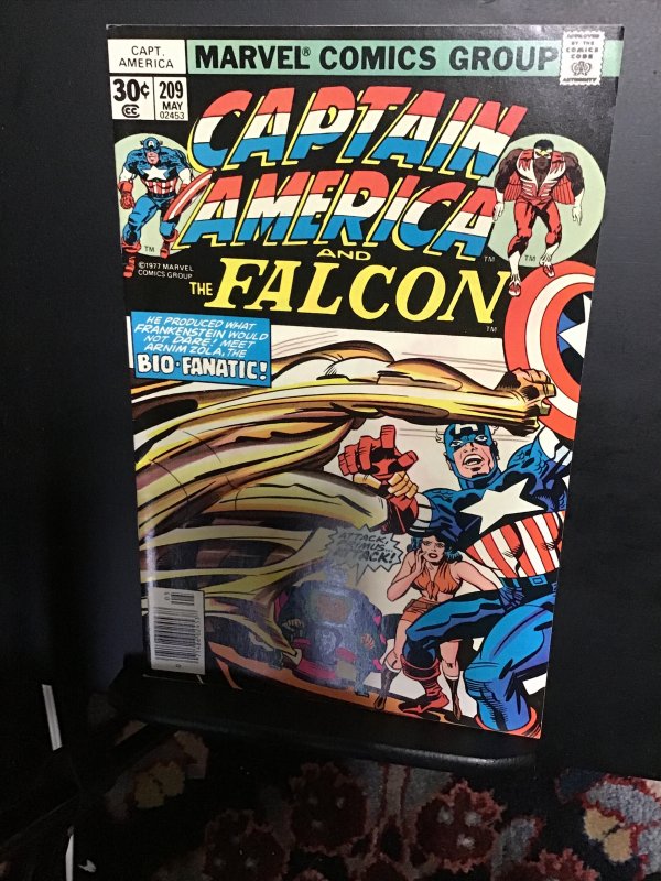 Captain America #209 (1977) High-grade bio-fanatic, Kirby key! VV/NM Wow