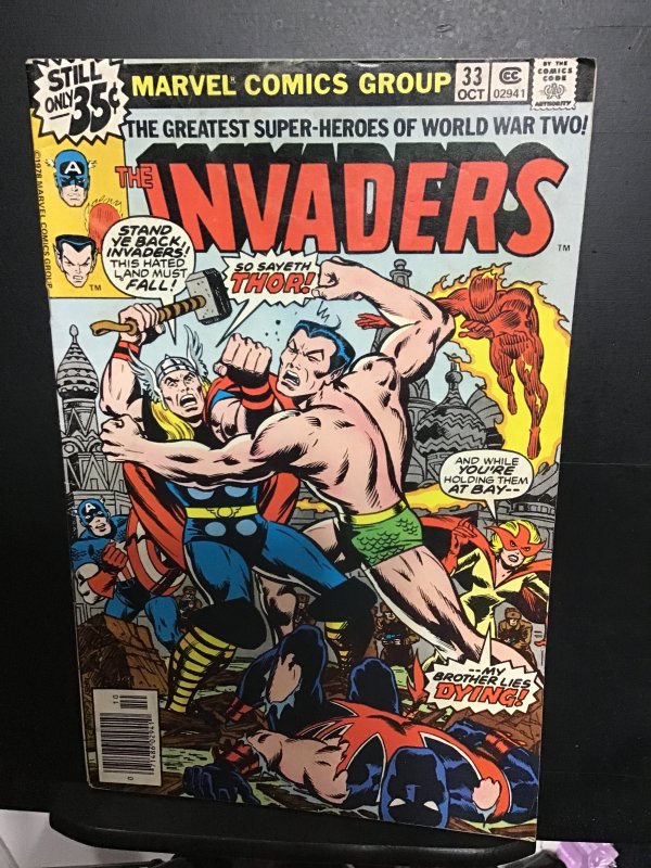 The Invaders #33 (1978) high-grade invaders versus Avengers! VF+ Wow!