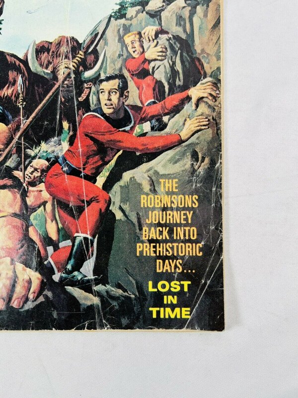 Lost In Space #44 Comic Space Family Robinson On Space Station One RARE!