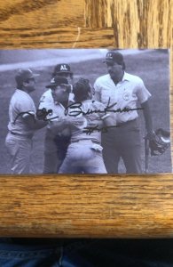 Joe Brinkman, empire on 7/24/83 Brett pine Tar game, Autographed 4 x 6