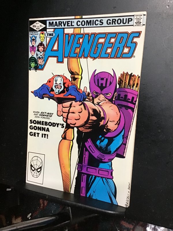 The Avengers #223 (1982) Hawkeye and Ant-man cover key! High grade! VF/NM Wow!