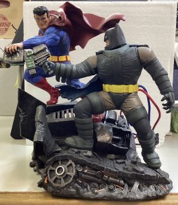 DC Collectibles Dark Knight Returns Superman Vs Batman Statue (Res)