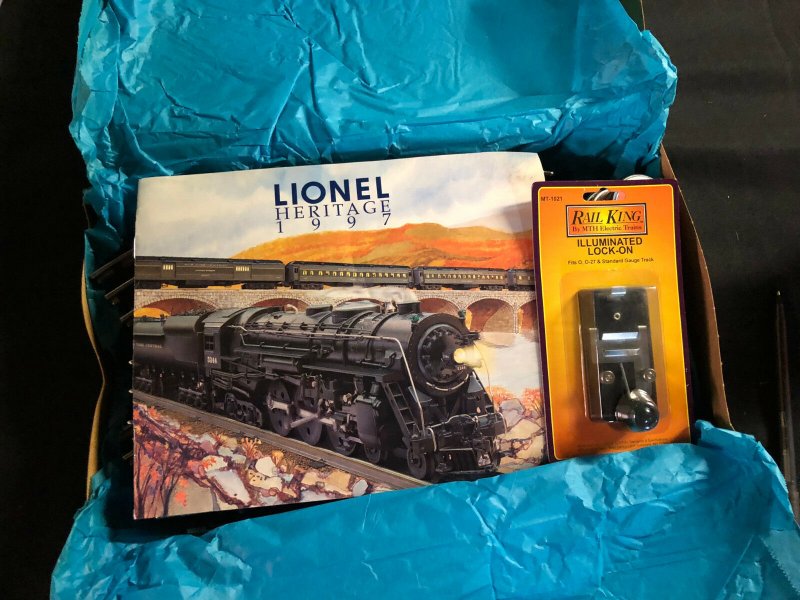 LIONEL HERITAGE 1997 TRAIN TRACKS W/ CATALOG AND LOCK ON 