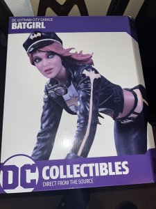 DC Collectibles Gotham City Garage Batgirl Full Size Statue Diorama