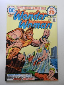 Wonder Woman #215 (1975) VF- Condition!