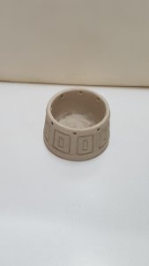 Figura de resina: Una especie de barreño, sin pintar. 5.5 cm de diametro