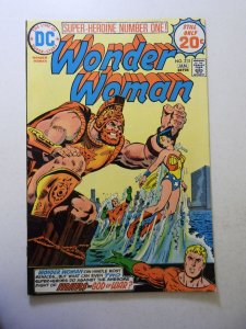 Wonder Woman #215 (1975) FN Condition