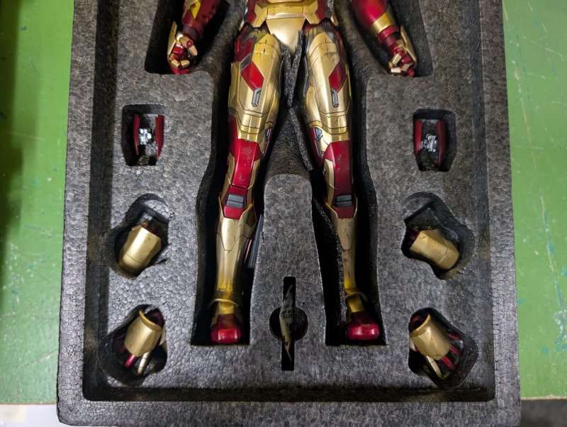 Hot Toys Sideshow Iron Man Mark XLII (2.0) 1/6 Scale Figure 913628 Pre-Owned