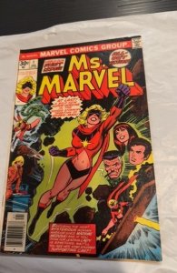 Ms. Marvel #1 (1977)original ongoing app of miss marvel foxxing/spotting
