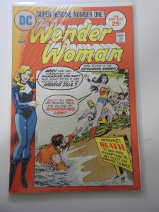 Wonder Woman #216 (1975)