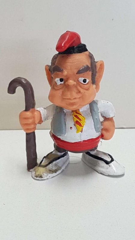 Figura PVC: de Jordi Pujol con baston y barretina de 7cm de altura