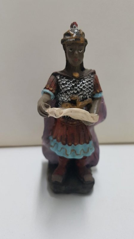 Figura de resina: Soldado romano con un pergamino en las manos