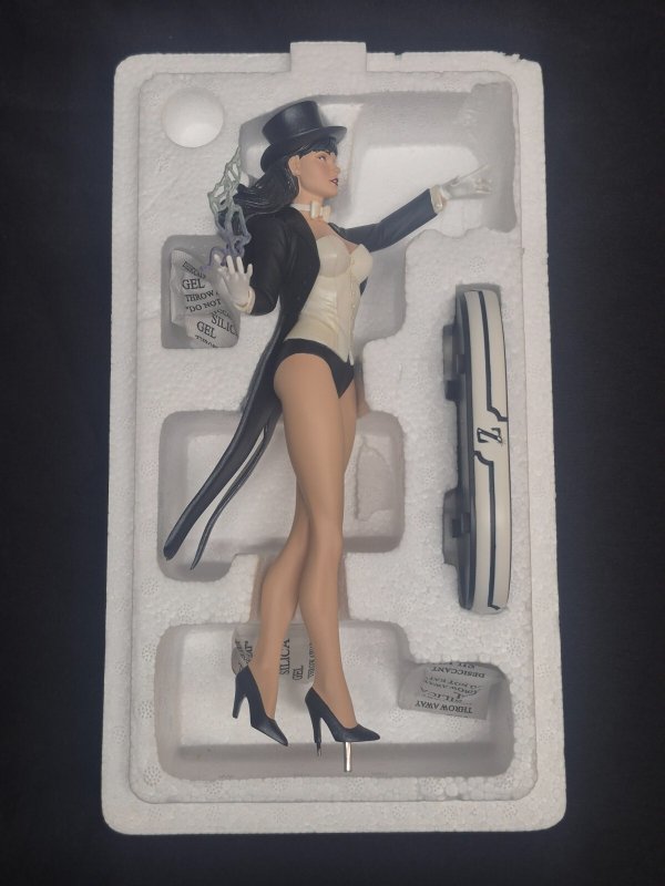 DC Collectibles DC Cover Girls Artgerm Zatanna Statue 1329/5000