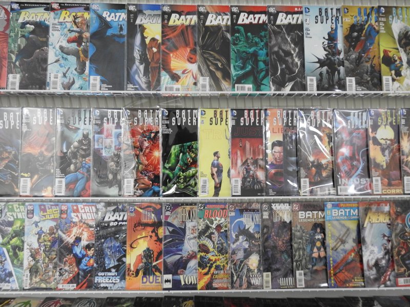 Huge Lot 200+ Comics W/ Batman, Avengers, Batman/Superman+ Avg VF+ Condition!