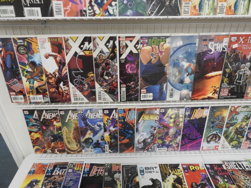 Huge Lot 140+ Comics W/ Batman, X-Men, Superman, +More AVG VF-