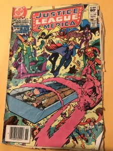 JUSTICE LEAGUE OF AMERICA #220 : DC 1983 Gd-; Low Grade / filler; Bond 007 ad