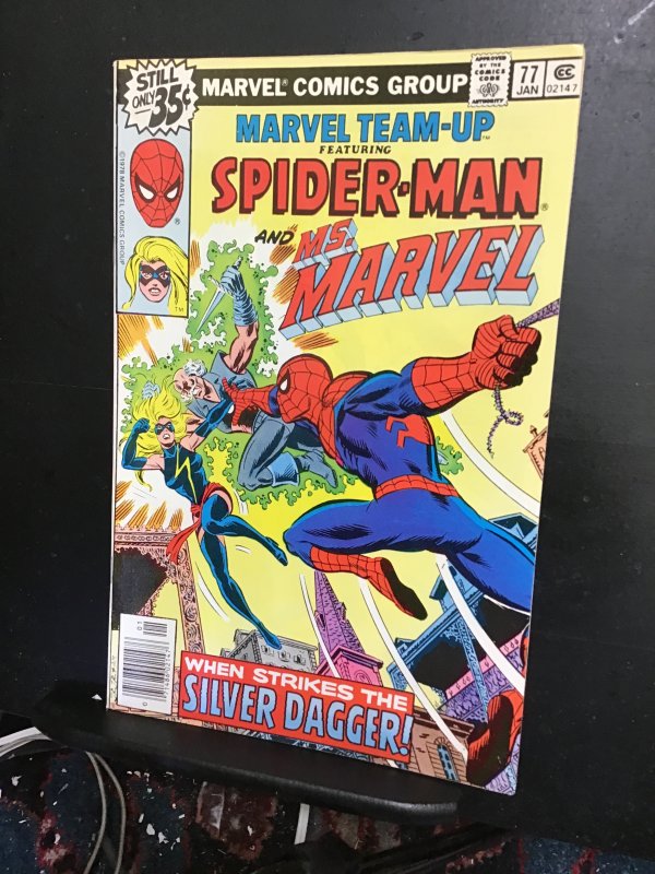 Marvel Team-Up #77  (1979) spider-Man and Ms. Marvel VS silver dagger! VF/NM Wow