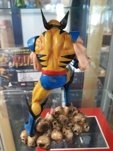 Wolverine on Skulls Statue w/COA & Box - X-Men - Diamond Select - #304/2500