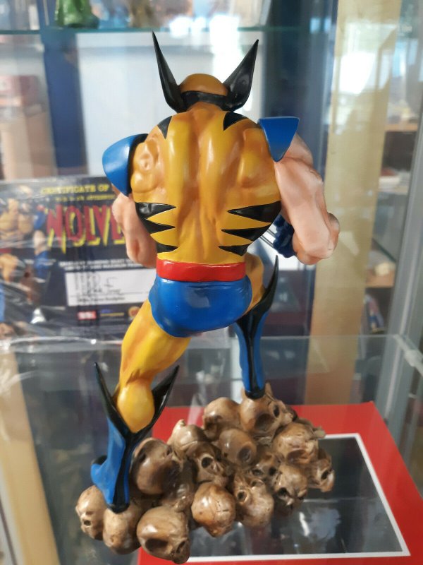 Wolverine on Skulls Statue w/COA & Box - X-Men - Diamond Select - #304/2500