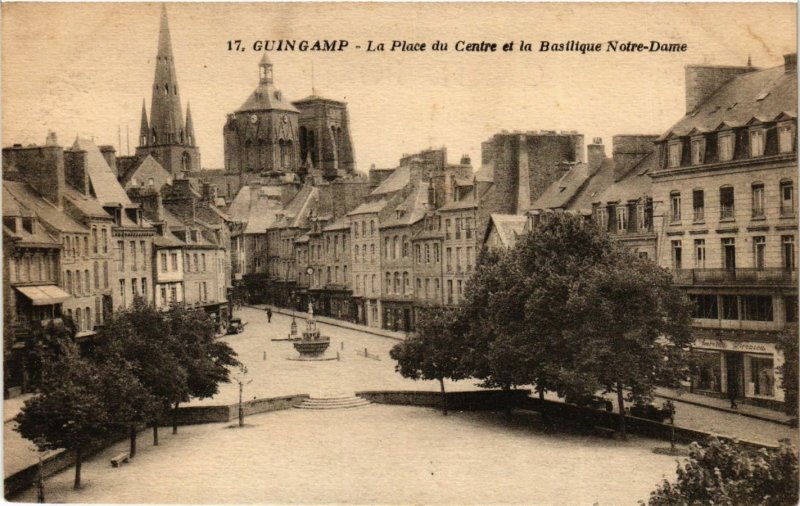 CPA GUINGAMP - La Place du Centre et la Basilique Notre-Dame (381097)