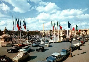 VINTAGE CONTINENTAL SIZE POSTCARD 1960 TRAFFIC STREET SCENE PLACE DE LA CONCORDE