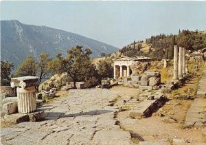 B84109 delphes vue de la voie sacree devant le tresor greece